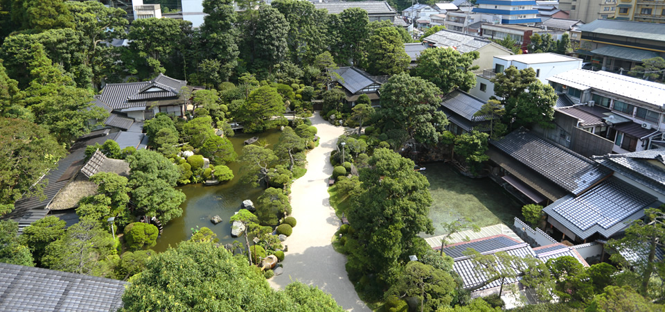 さまざまな職人の技を経て美しい回遊式庭園を管理しております。