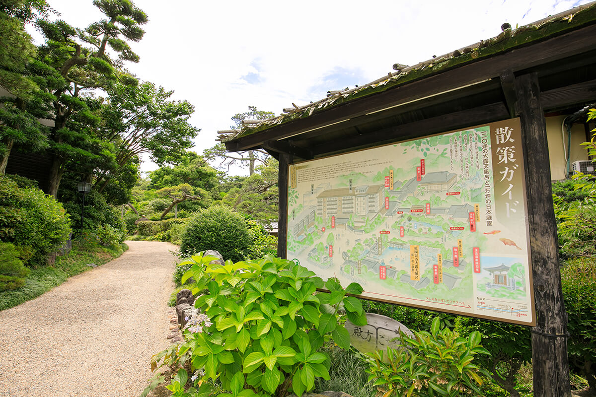 広さおよそ⼀万坪の日本庭園
