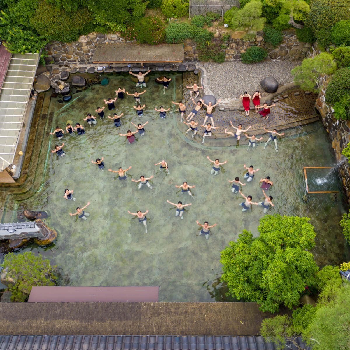 混浴⼤露天⾵呂 ⻯宮の湯