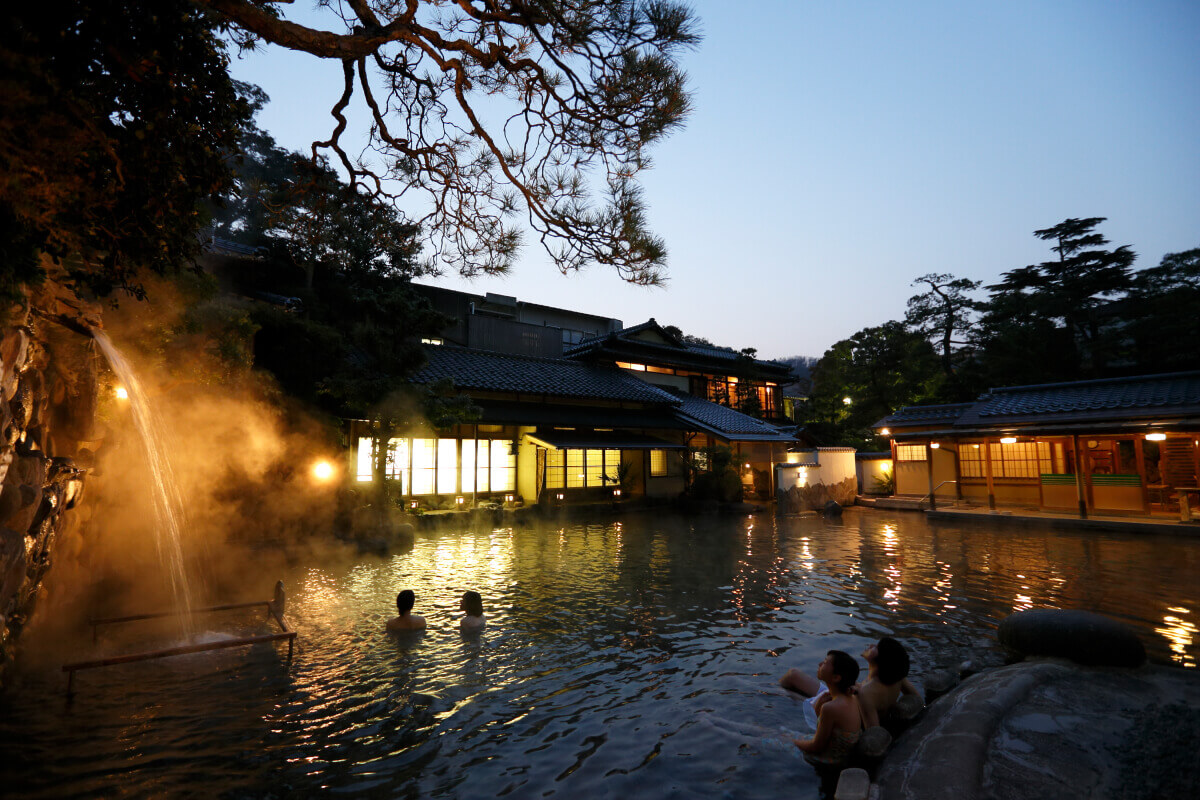 混浴⼤露天⾵呂 ⻯宮の湯