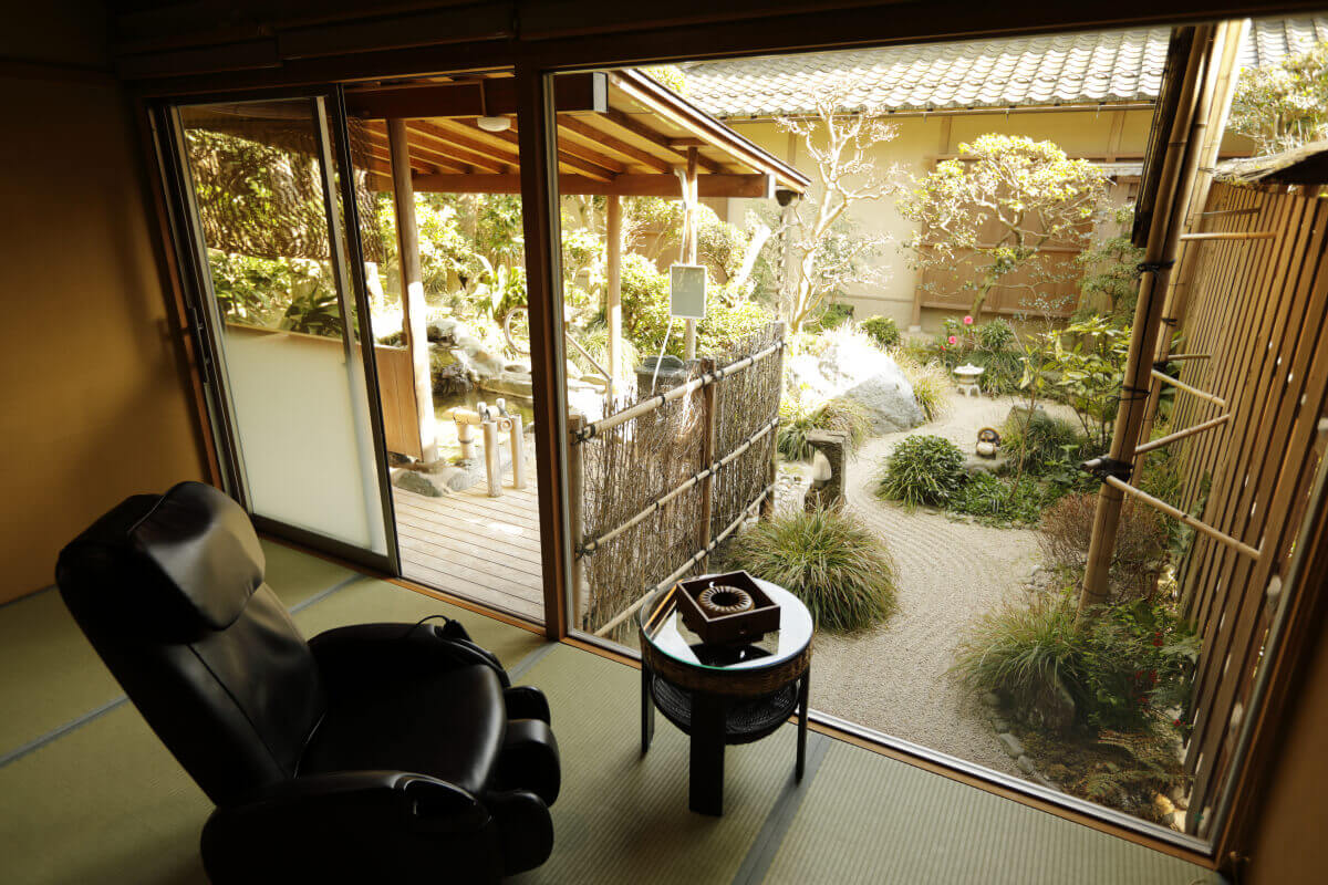 御座所棟 露天⾵呂付 寿之間